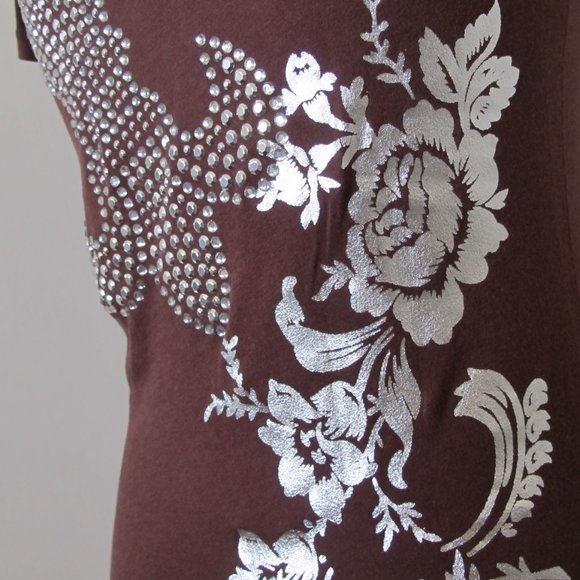 Kendra Duck | Fleur-de-lis V-Neck Tee - Picture 4 of 6